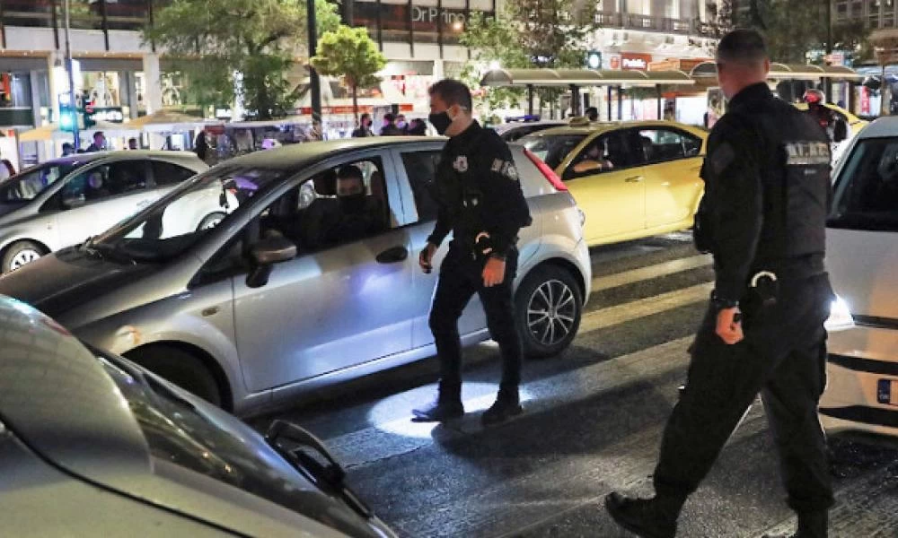 Θεσσαλονίκη: Νεαροί έβρισκαν αστυνομικούς όταν τους είπαν να φορέσουν μάσκα